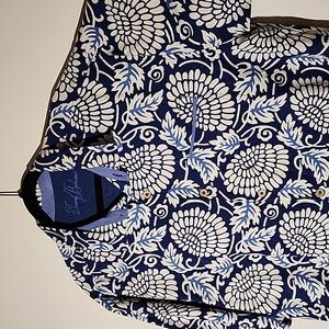 TOMMY BAHAMA XL floral 100% Silk, white & blue, Camp Shirt